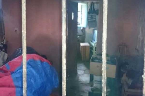 Hombre encierra a su hijo autista y a su esposa en una jaula durante 6 ...