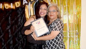 Lorena Carrillo, quien laboró por muchos años en Periódico Zócalo, recibió un reconocimiento especial por los años que dedicó al periodismo.