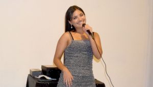 La destacada cantante Cristiany compartió su voz con las y los periodistas.