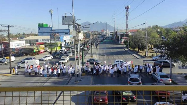 Trabajadores del ISSSTE protestan en avenida Gonzalitos y Ruiz Cortines ...