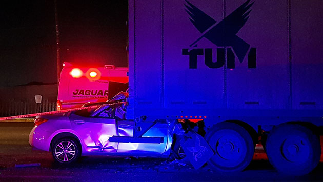 Conductor muere prensado al chocar contra tráiler sobre la carretera ...