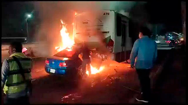 Auto choca contra un camión y se incendia en la CDMX; conductor murió ...