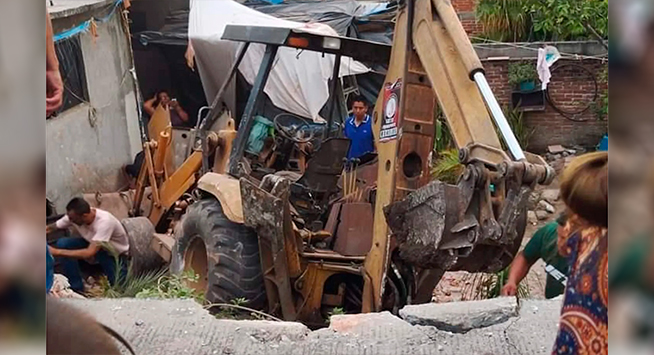 Retroexcavadora se queda sin frenos y choca con casa en Morelos; hay ...
