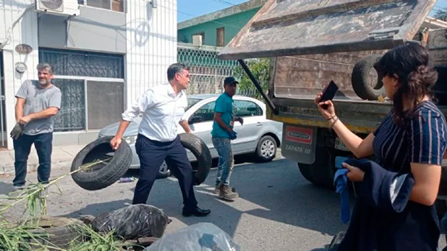 Por aprobar ley de residuos, tiran basura frente a casa de diputados ...