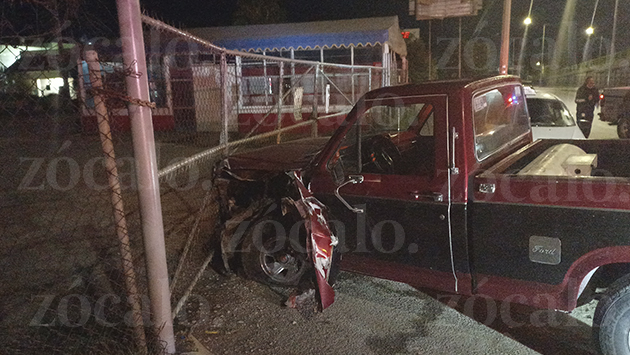 Pierde el control de su camioneta y se estrella contra poste en LEA ...