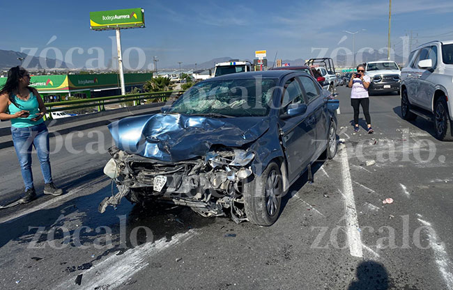 Conductora choca contra muro en el bulevar Fundadores y ocasiona fuerte ...