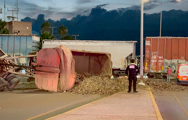 Trailero intenta ganarle el paso al tren y provoca accidente en ...