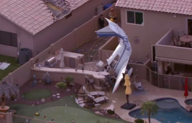 Avioneta de entrenamiento se estrella en patio de casa de Arizona | VIDEO