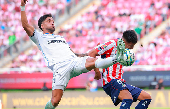¡Cantó el ‘Gallo’ en el Akron! Chivas tiene una tarde para el olvido y cae ante Querétaro | Periódico Zócalo | Noticias de Saltillo, Torreón, Piedras Negras, Monclova, Acuña