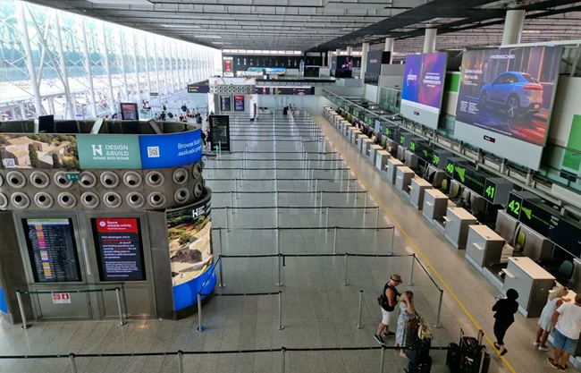 El aeropuerto de Catania, Italia permanecerá cerrado este lunes por la erupción del Etna