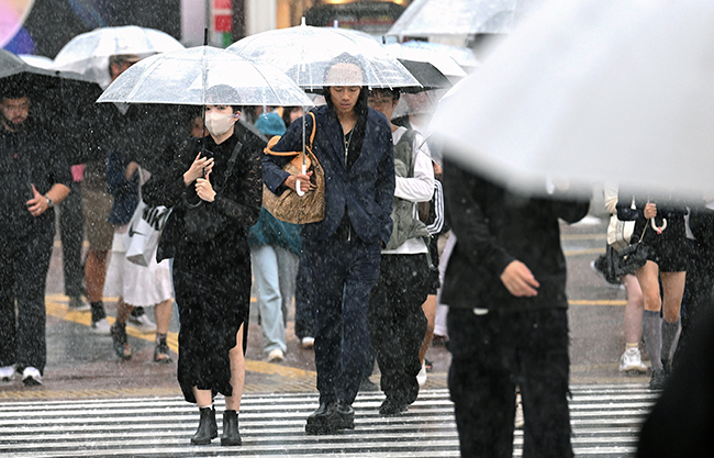 Alerta máxima en Japón por tifón Dujuan; cancelan cientos de vuelos