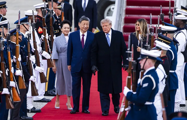 Trump sugiere que ni EU ni China frenarán el desarrollo de la IA