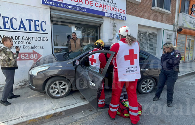 Adulta mayor se siente mal mientras manejaba y choca contra una barda en el bulevar Coss