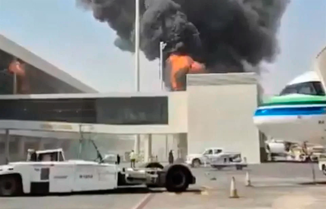 Los hutíes amenazan de nuevo tras mortal ataque al aeropuerto de Riad