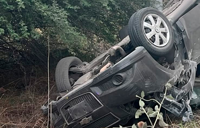 Vuelca en la carretera 57 y se estrella contra una barda de concreto; terminó en el hospital con golpes en la cabeza