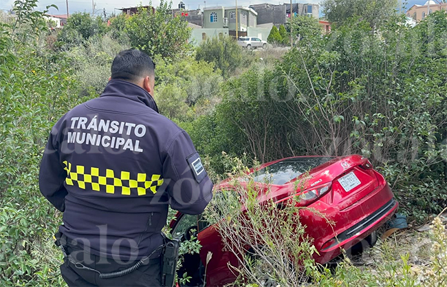 Auto termina en el arroyo tras botársele la velocidad en Lomas Verdes